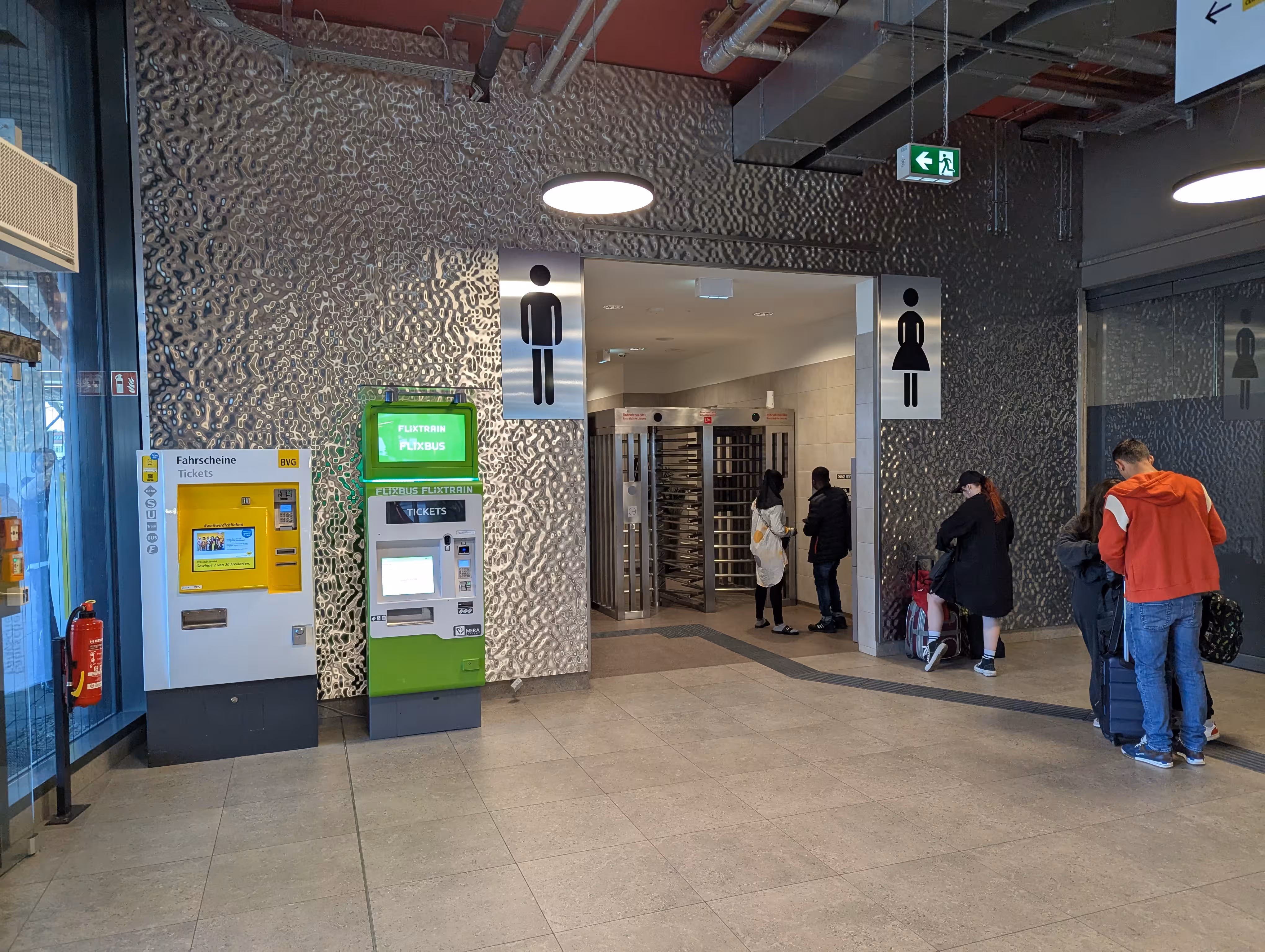 Der Eingang zu den Toiletten. Männer links, Frauen rechts